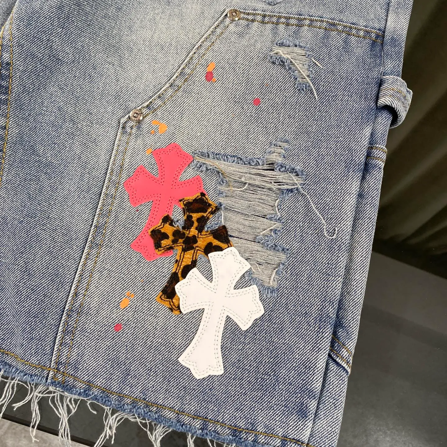 P200 Chrome Hearts London limited leopard print three-color leather cross high street heavy-duty splash-ink denim shorts. Uninhibited personality, unique charm. Every step of wear and every hole in these Chrome Hearts denim shorts is an ingenious artistic presentation. It seems to be announcing to the world that I am who I am, uninhibited, unique, and full of charm! Imported fabrics, heavy industrial washing: Made of imported denim fabrics, which have been washed and damaged by heavy industrial washing. Every inch exudes a sense of uninhibited coolness. Wear it and you will be the spokesperson of high street fashion! Double-layer woven, customized hardware. The double-layer woven design of the trousers body, paired with exclusive customized hardware accessories, shows an incomparably beautiful and unique style. Every detail reveals Croxin's ultimate pursuit of quality. Difficult to make, high street style Although the production process is complicated, it is all to present the most perfect effect. Wear it and you will become the focus of the high street and lead the jeans trend in the new era! Come and choose your exclusive Croxin H472 high street denim shorts and show your uninhibited charm! Size: 28 30 32 34